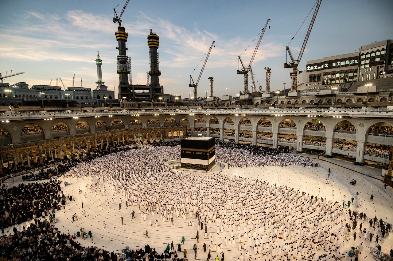 The Kaaba at the centre of the Masjid al-Haram, with worshippers filling the courtyard